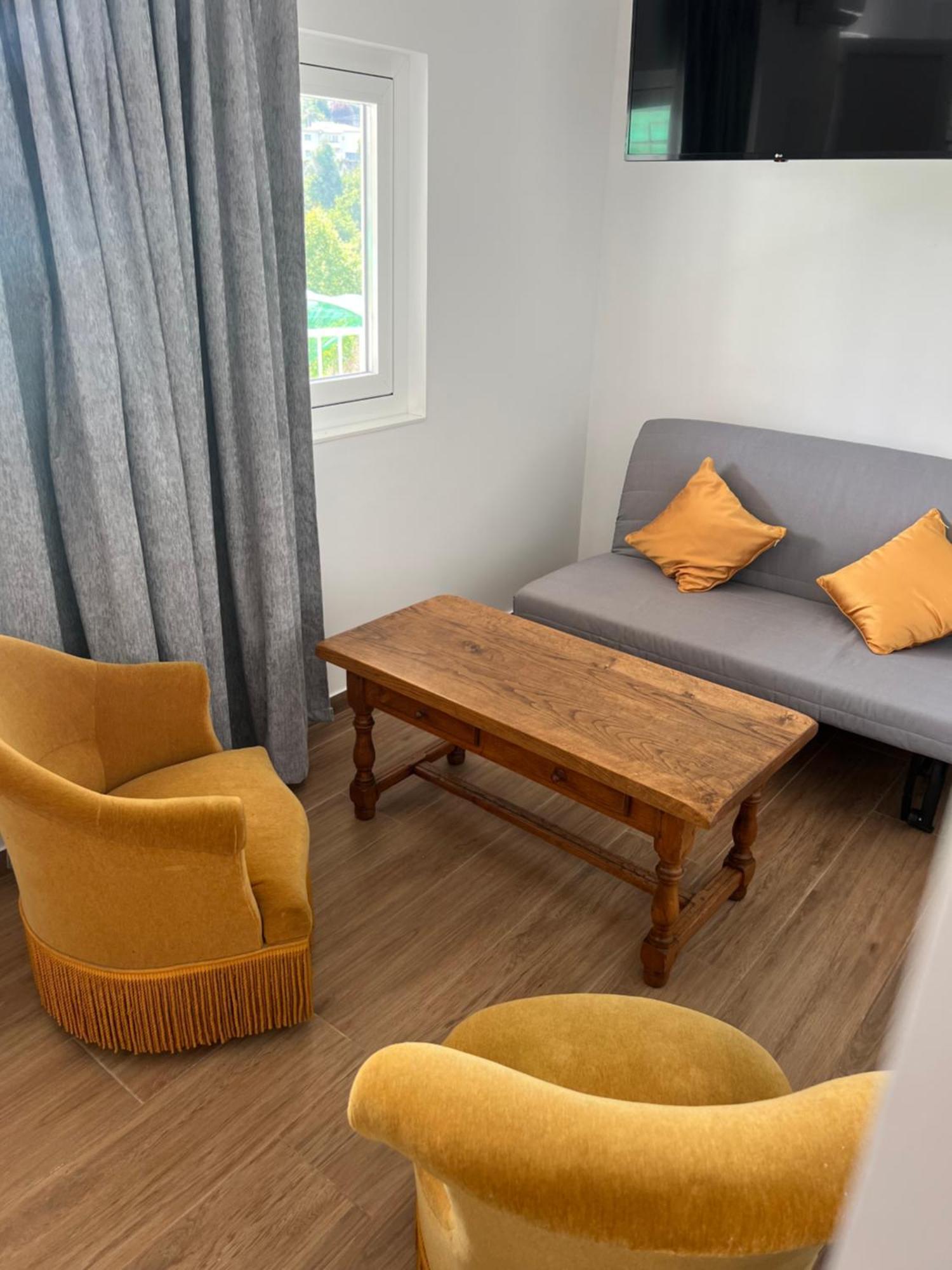 Funileiro, Apartamentos E Quartos アマレス エクステリア 写真